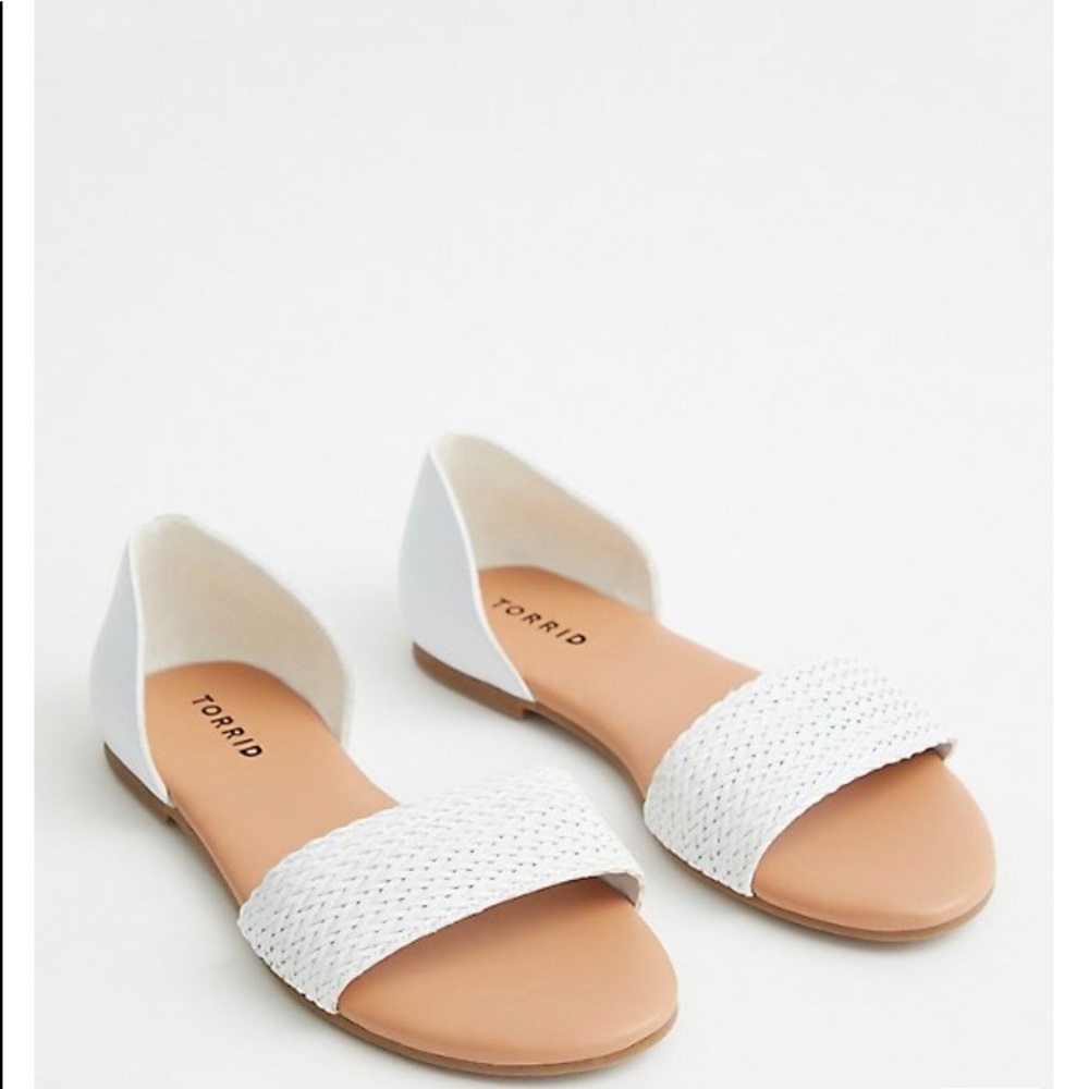 TORRID WHITE FAUX LEATHER WOVEN OPEN TOE FLAT SIZE 10.5